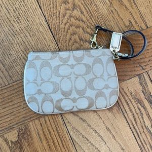 SIGNATURE COACH CANVAS CORNE ZIP GOLD TAN WRISTLET